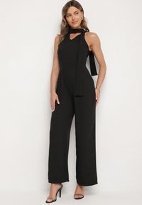 Born2be - Czarny Kombinezon Bez Rękawów z Ozdobnym Wiązaniem i Szerokimi Nogawkami Silarine. Okazja: na co dzień. Kolor: czarny. Materiał: jeans. Długość rękawa: bez rękawów. Styl: klasyczny, casual, elegancki, sportowy #1