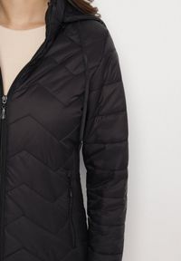 Born2be - Czarna Kurtka z Odpinanym Kapturem Pikowana Ariobia. Kolor: czarny #7
