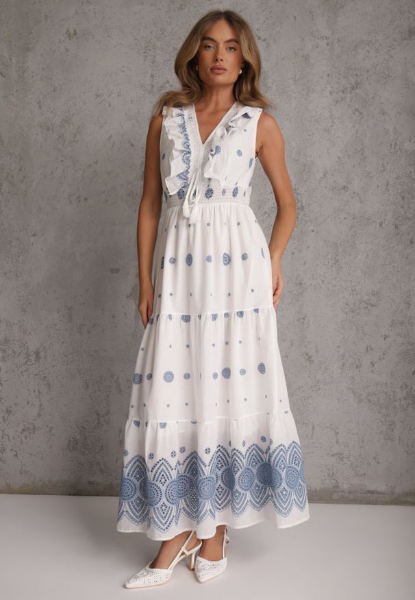 Renee - Biało-Niebieska Sukienka na Lato Boho z Bawełny w Haftowane Wzory z Falbanką Alemite. Typ kołnierza: kołnierz z falbankami. Kolor: niebieski. Materiał: bawełna. Wzór: haft. Sezon: lato. Typ sukienki: proste. Styl: boho. Długość: maxi