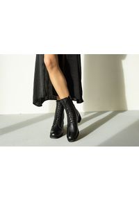 Trzewiki Bayla-161 077 47412 Black 161581, Czarny, Skóra naturalna. Okazja: na co dzień. Kolor: czarny. Materiał: skóra. Szerokość cholewki: normalna. Sezon: jesień, zima. Obcas: na obcasie. Styl: klasyczny, casual, elegancki. Wysokość obcasa: średni #3