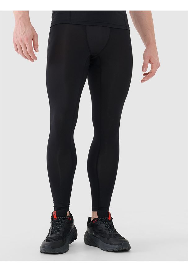 4f - 4F Legginsy treningowe męskie - czarne S. Kolor: czarny. Materiał: dzianina, włókno, materiał, poliester. Wzór: gładki, ze splotem. Sport: fitness