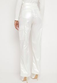 Born2be - Białe Spodnie Bojówki z Metalicznym Połyskiem i Bocznymi Kieszeniami Ommess. Kolor: biały #6