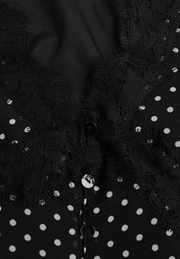Renee - Czarna Sukienka w Kropki Ozdobiona Koronką i Przezroczystymi Rękawami Neanirae. Typ kołnierza: dekolt w kształcie V. Kolor: czarny. Materiał: koronka. Wzór: aplikacja, kropki, koronka. Sezon: wiosna. Styl: klasyczny #3