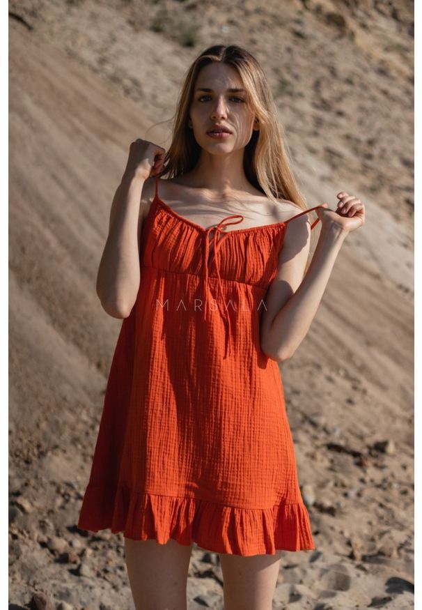 marsala-butik.pl - Letnia sukienka na cienkich ramiączkach z muślinu bawełnianego w kolorze pomarańczowym - CHIA-L. Kolor: pomarańczowy. Materiał: bawełna. Długość rękawa: na ramiączkach. Sezon: lato. Typ sukienki: proste. Długość: mini