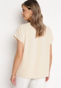 Born2be - Beżowa Bluzka z Krótkim Rękawem i Dekoltem w Serek Rellema. Okazja: na co dzień. Typ kołnierza: dekolt w serek. Kolekcja: plus size. Kolor: beżowy. Materiał: jeans. Długość rękawa: krótki rękaw. Długość: krótkie. Styl: casual, elegancki #6