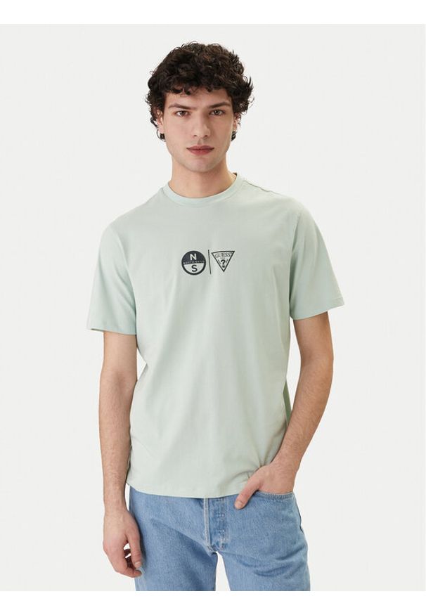 Guess T-Shirt GUESS x NORTH SAILS M6GI40 K3322 Zielony Regular Fit. Kolor: zielony. Materiał: bawełna