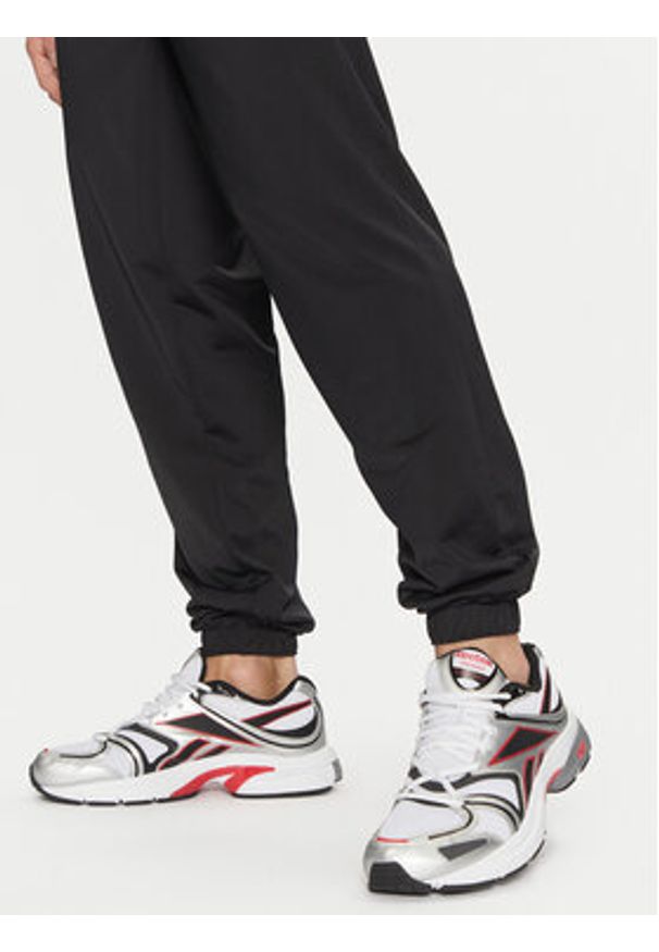 Reebok Spodnie dresowe Vector 100063237 Czarny Regular Fit. Kolor: czarny. Materiał: syntetyk