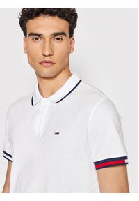 Tommy Jeans Polo Flag DM0DM12963 Biały Regular Fit. Typ kołnierza: polo. Kolor: biały. Materiał: bawełna