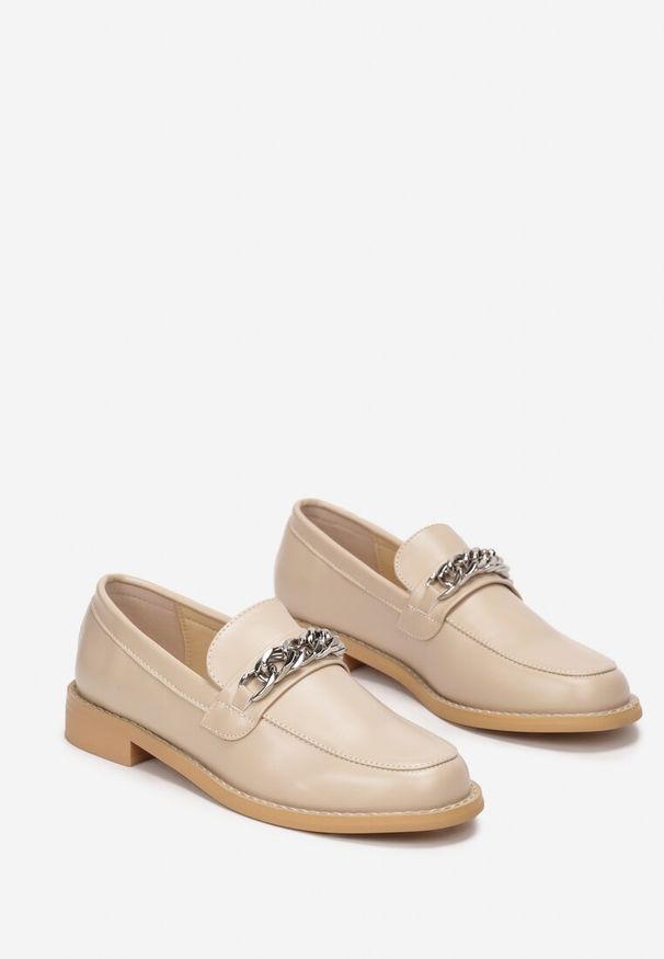 Born2be - Beżowe Mokasyny z Ozdobnym Łańcuchem i Wycięciami Blandelis. Zapięcie: bez zapięcia. Kolor: beżowy. Materiał: lakier. Wzór: aplikacja. Obcas: na obcasie. Wysokość obcasa: niski