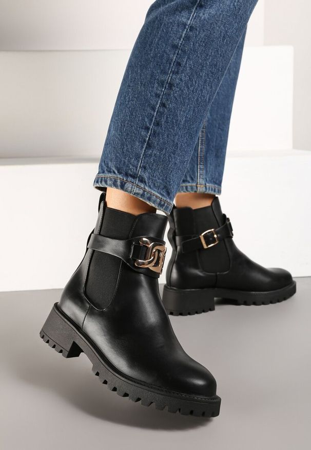 Born2be - Czarne Botki na Obcasie w Stylu Sztybletów Ozdobione Klamrą Venvira. Okazja: na co dzień. Zapięcie: klamry. Kolor: czarny. Materiał: jeans. Wzór: aplikacja. Obcas: na obcasie. Styl: klasyczny, casual. Wysokość obcasa: średni