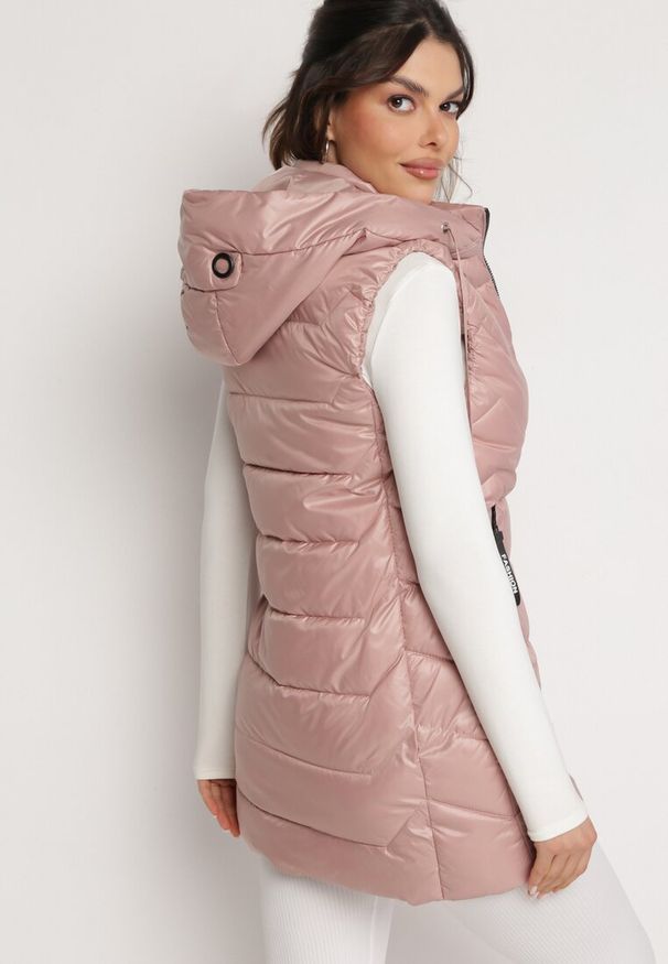 Born2be - Różowa Kamizelka z Odpinanym Kapturem Pikowana z Kieszeniami Quillasa. Kolor: różowy. Materiał: materiał. Sezon: wiosna, jesień