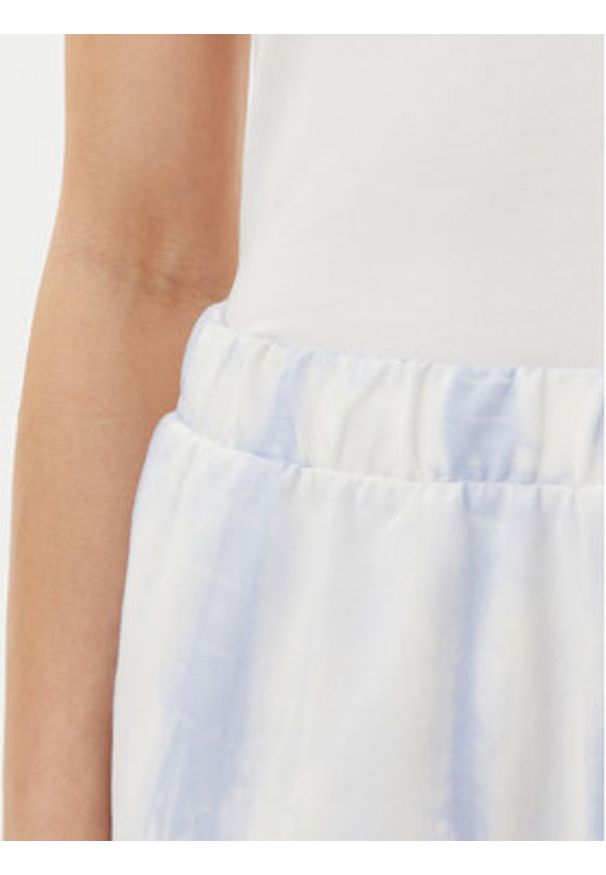 Guess Szorty sportowe V5GD11 KCRQ0 Błękitny Relaxed Fit. Kolor: niebieski. Materiał: bawełna