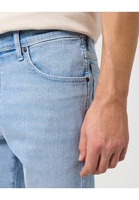 Wrangler - WRANGLER MESKIE SZORTY TEXAS SHORTS WHISPER BLUE 112350870 W11C017967. Okazja: na co dzień. Materiał: materiał, denim, bawełna, elastan, len, jeans. Długość: krótkie. Sezon: lato. Styl: casual, klasyczny, elegancki, wakacyjny #3