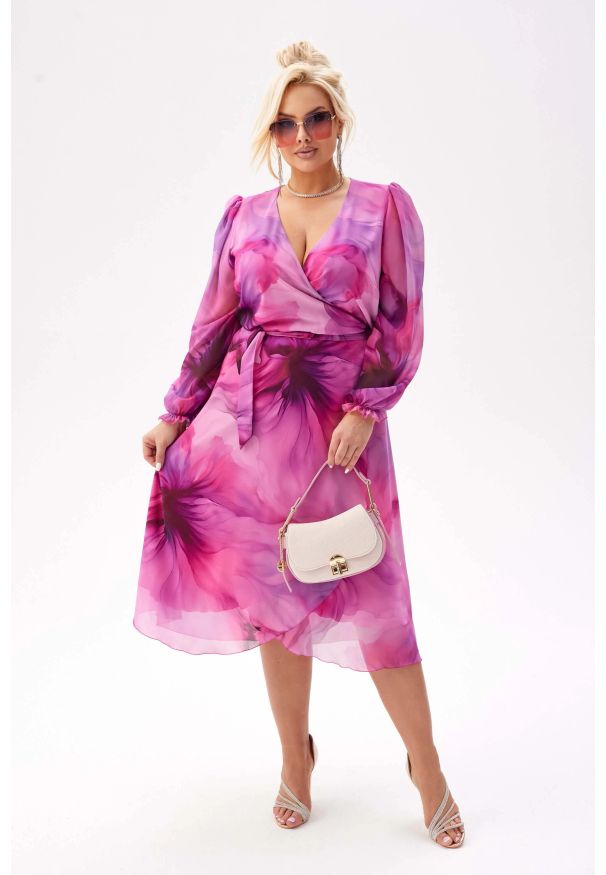 Moda Size Plus Iwanek - Elegancka sukienka Lilianna w odcieniach różu - zwiewność i romantyzm PLUS SIZE XXL. Okazja: na imprezę, na wesele, na ślub cywilny. Kolekcja: plus size. Kolor: różowy. Materiał: szyfon, tkanina, elastan, poliester. Wzór: aplikacja, nadruk, kwiaty. Typ sukienki: dla puszystych. Styl: elegancki
