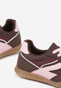 Born2be - Brązowe Sneakersy w Stylu Tenisówek Ozdobione Geometrycznym Wzorem Fesilia. Okazja: na co dzień. Kolor: brązowy. Materiał: jeans. Wzór: aplikacja, geometria #6