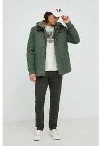 Mustang bluza bawełniana męska kolor zielony z kapturem z aplikacją. Okazja: na co dzień. Typ kołnierza: kaptur. Kolor: zielony. Materiał: bawełna. Wzór: aplikacja. Styl: casual #5