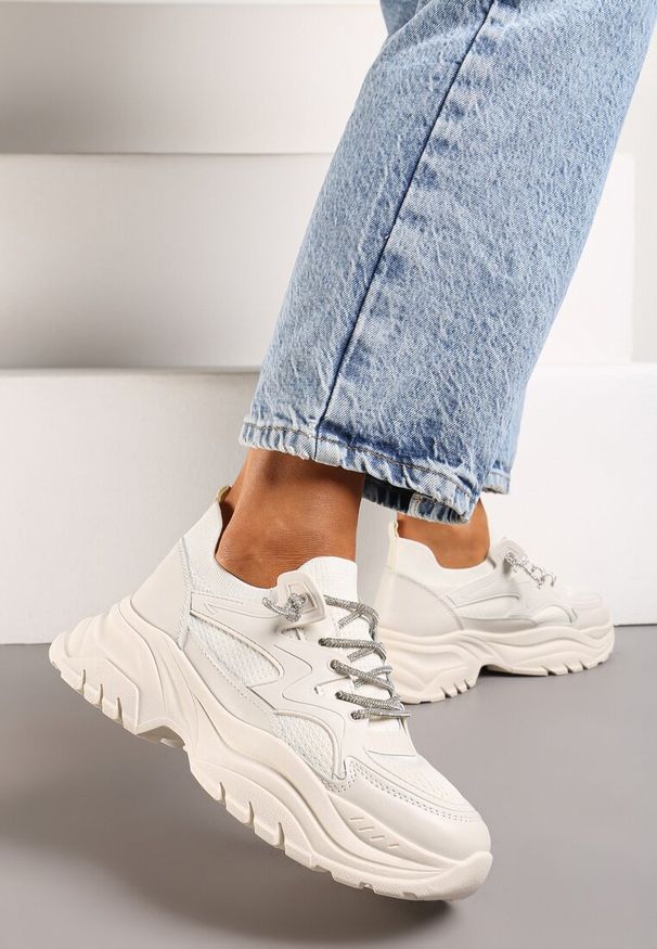 Renee - Beżowe Sneakersy Wsuwane ze Zdobionymi Sznurówkami na Grubej Podeszwie Destal. Okazja: na co dzień. Zapięcie: bez zapięcia. Kolor: beżowy. Materiał: jeans. Szerokość cholewki: normalna. Wzór: aplikacja