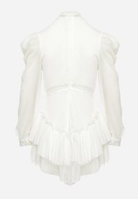 Born2be - Biała Rozkloszowana Sukienka Kombinezon Mini z Falbankami Gilha. Typ kołnierza: kołnierz z falbankami. Kolor: biały. Materiał: koronka. Wzór: aplikacja. Długość: mini #4