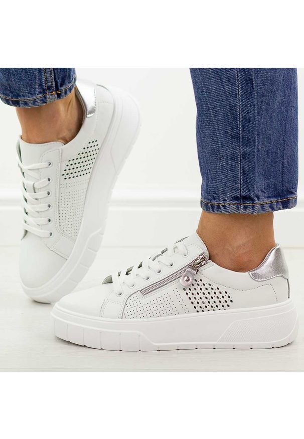 Białe skórzane półbuty damskie Jezzi 9778. Okazja: na co dzień. Nosek buta: okrągły. Kolor: biały. Materiał: skóra. Sezon: wiosna, jesień, lato. Obcas: na platformie. Styl: casual, klasyczny, sportowy