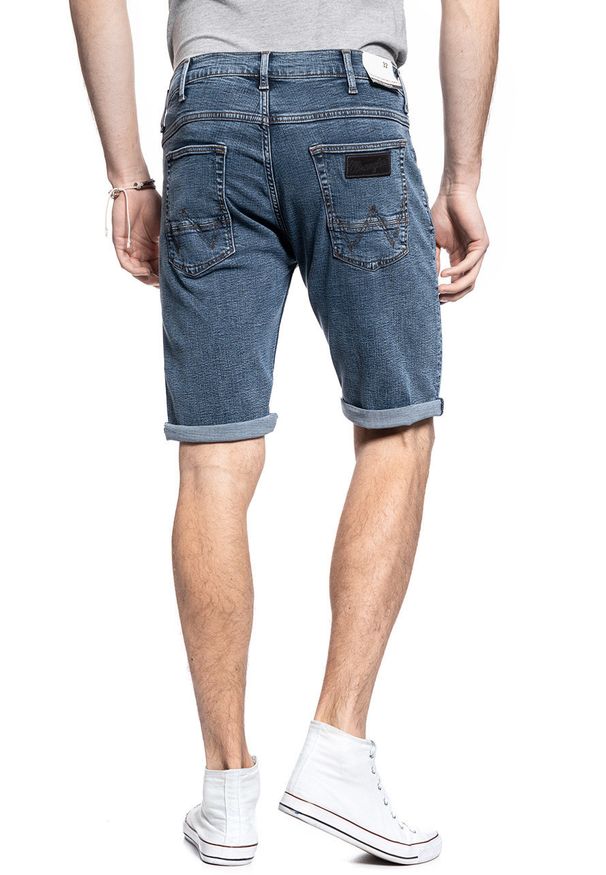 Wrangler - WRANGLER SPODNIE MĘSKIE COLTON SHORTS SLING SHOT W15VJP251 112127167. Okazja: na co dzień, na randkę. Materiał: denim, bawełna, elastan, poliester, skóra, jeans. Długość: krótkie. Wzór: aplikacja. Sezon: lato, zima. Styl: klasyczny, casual