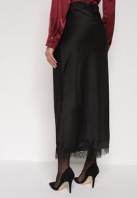 Born2be - Czarna Satynowa Spódnica z Koronkowym Zdobieniem Silfera. Okazja: na co dzień, na spotkanie biznesowe. Kolor: czarny. Materiał: satyna, koronka. Wzór: aplikacja. Styl: biznesowy, klasyczny, casual #3