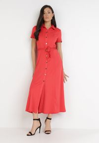 Born2be - Czerwona Sukienka Ophieithe. Okazja: na co dzień. Kolor: czerwony. Materiał: materiał, dzianina. Długość rękawa: krótki rękaw. Typ sukienki: proste, koszulowe. Styl: casual. Długość: midi #2