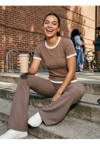 Sinsay - Prążkowana koszulka basic z kontrastową lamówką i domieszką wiskozy - brązowy. Kolor: brązowy. Materiał: prążkowany, wiskoza