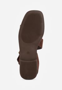 Renee - Brązowe Sandały na Płaskiej Podeszwie ze Skośnym Paskiem i Klamerką Iphislia. Okazja: na co dzień. Zapięcie: pasek. Kolor: brązowy. Obcas: na płaskiej podeszwie. Styl: casual, elegancki #9