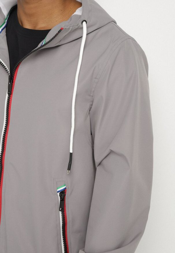 Born2be - Szara Kurtka Wiatrówka z Kapturem i Zasuwanymi Kieszeniami Adivoria. Typ kołnierza: kaptur. Kolor: szary. Styl: klasyczny