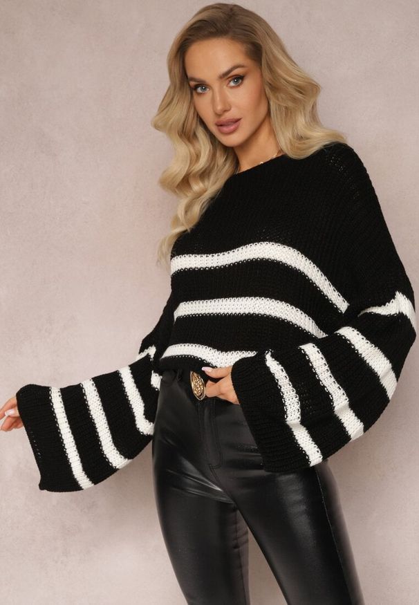 Renee - Czarny Sweter z Dzianiny w Paski z Obszernymi Rękawami Gotara. Kolor: czarny. Materiał: dzianina. Wzór: paski