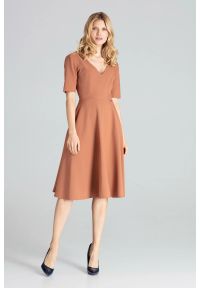 Sukienki.shop - Rozkloszowana sukienka midi z dekoltem V brązowa. Okazja: na imprezę, do pracy. Kolor: brązowy. Długość: midi #2