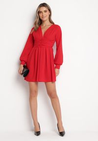 Born2be - Czerwona Rozkloszowana Sukienka Mini z Głębokim Dekoltem Ozdobiona Marszczeniem i Guzikami Jerikan. Kolor: czerwony. Długość rękawa: długi rękaw. Wzór: aplikacja. Długość: mini #3