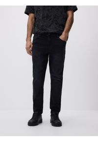 Reserved - Jeansy carrot slim z efektem sprania - czarny. Kolor: czarny #1