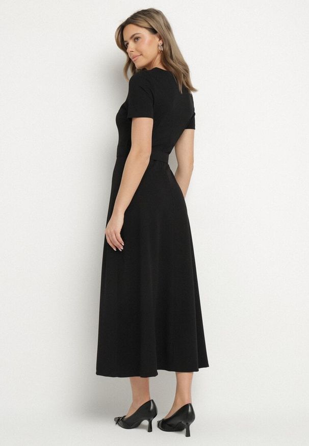 Born2be - Czarna Rozkloszowana Sukienka Ozdobiona Paskiem Desianna. Okazja: na co dzień. Kolor: czarny. Wzór: aplikacja. Typ sukienki: proste. Styl: elegancki, casual, klasyczny