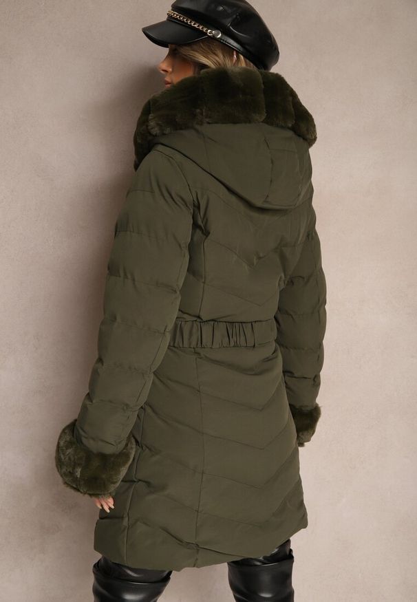 Renee - Ciemnozielona Kurtka z Pikowanymi Przeszyciami Mocno Ocieplana z Paskiem i Odpinanym Futerkiem Hedista. Okazja: na co dzień. Kolor: zielony. Materiał: futro. Styl: elegancki, casual