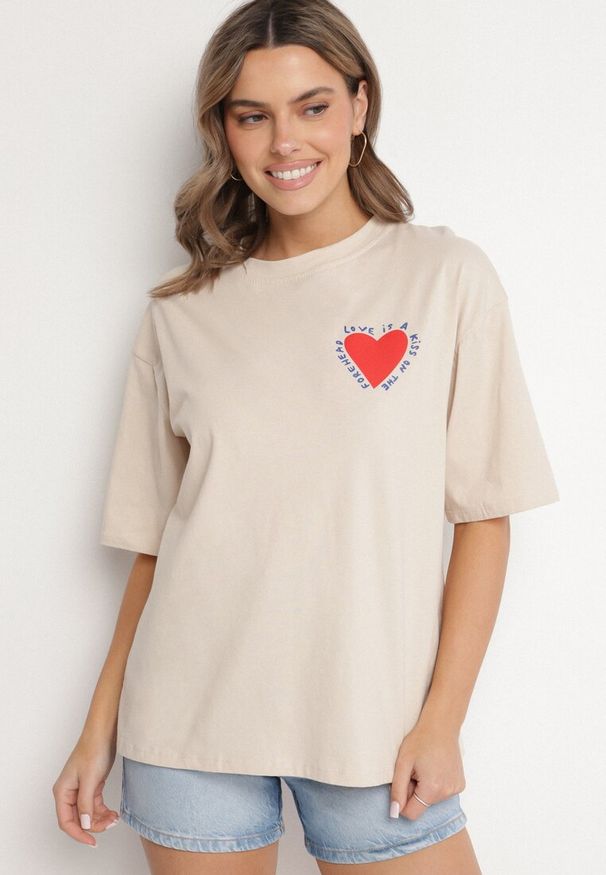 Born2be - Beżowy Bawełniany T-shirt z Motywem Serca Liorlie. Okazja: na co dzień, na spacer. Kolor: beżowy. Materiał: bawełna. Styl: klasyczny, casual