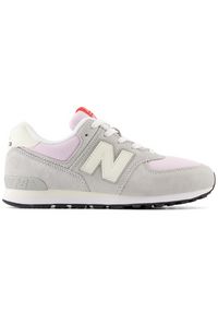Buty dziecięce New Balance GC574GNK – szare. Okazja: na uczelnię, na co dzień. Kolor: szary. Materiał: materiał, skóra, syntetyk. Szerokość cholewki: normalna. Model: New Balance 574. Sport: turystyka piesza