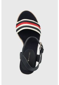 TOMMY HILFIGER - Tommy Hilfiger sandały CORPORATE WEDGE damskie kolor granatowy na koturnie FW0FW07086. Zapięcie: klamry. Kolor: niebieski. Materiał: materiał. Obcas: na koturnie #5