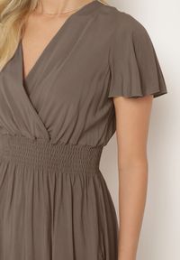 Born2be - Ciemnozielona Bawełniana Sukienka z Gumkami w Talii z Kopertowym Dekoltem i Falbankami Lolana. Typ kołnierza: kołnierz z falbankami. Kolor: brązowy. Materiał: bawełna. Długość rękawa: krótki rękaw. Typ sukienki: kopertowe #6