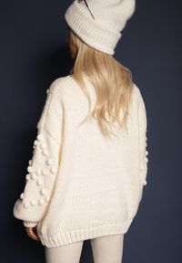 Renee - Beżowy Niezapinany Kardigan z Ozdobnymi Pomponami Besinia. Okazja: na co dzień. Kolor: beżowy. Materiał: jeans, wiskoza, wełna. Styl: elegancki, casual #4