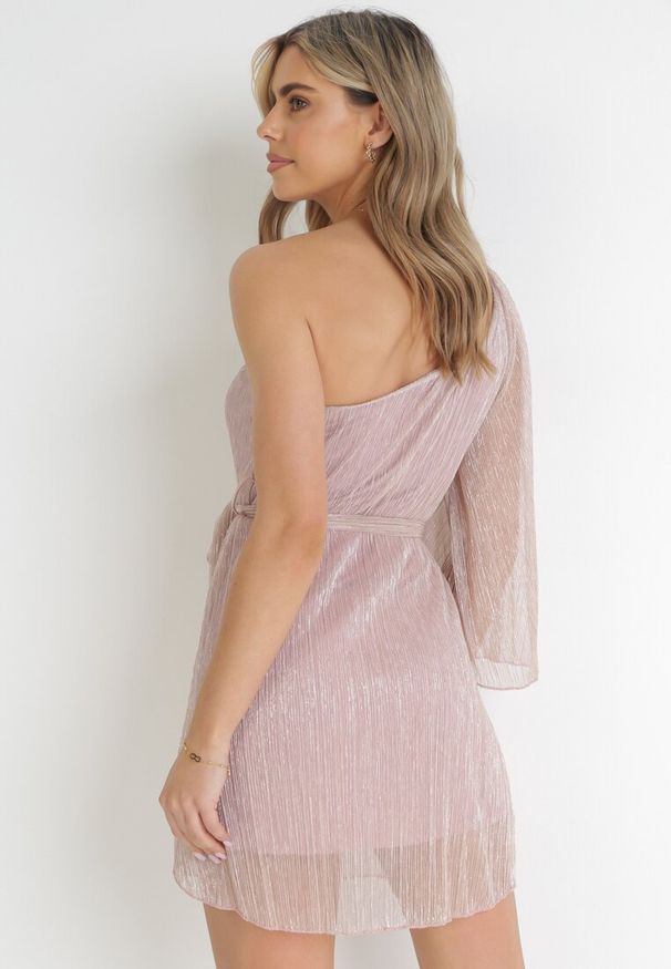 Born2be - Ciemnoróżowa Rozkloszowana Sukienka na Jedno Ramię z Wiązanym Paskiem i Metaliczną Nitką Acatha. Kolor: różowy. Materiał: materiał. Wzór: aplikacja. Styl: elegancki