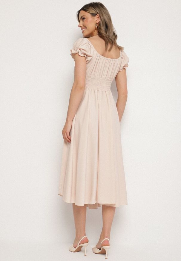 Born2be - Beżowa Sukienka z Bawełną Typu Hiszpanka z Ozdobnymi Bufkami Lunaleia. Okazja: na co dzień. Typ kołnierza: dekolt hiszpanka. Kolor: beżowy. Materiał: bawełna. Styl: klasyczny, casual, elegancki