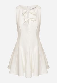 Born2be - Biała Rozkloszowana Sukienka Bez Rękawów z Ozdobnymi Wiązaniami Avelkio. Okazja: na co dzień, na spacer. Kolor: biały. Długość rękawa: bez rękawów. Typ sukienki: rozkloszowane. Styl: casual, elegancki #3