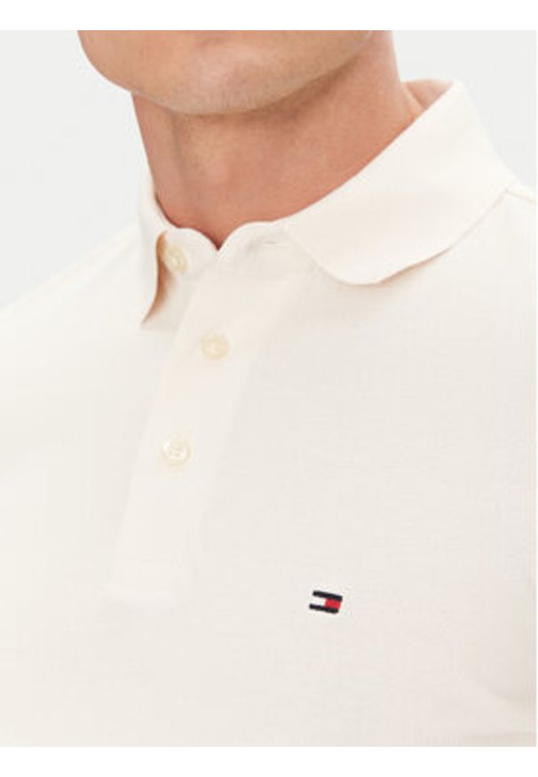 TOMMY HILFIGER - Tommy Hilfiger Polo 1985 MW0MW17771 Beżowy Slim Fit. Typ kołnierza: polo. Kolor: beżowy. Materiał: bawełna