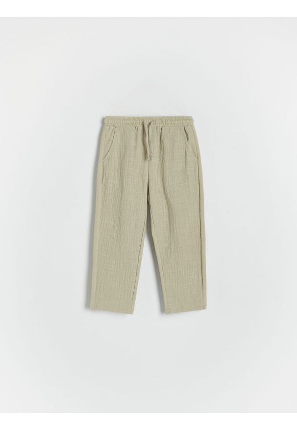 Reserved - Dzianinowe spodnie chino - oliwkowy. Kolor: oliwkowy. Materiał: dzianina