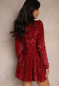Renee - Czerwona Rozkloszowana Sukienka Welurowa z Kwadratowym Dekoltem i Cyrkoniowym Zdobieniem Gistaria. Typ kołnierza: dekolt kwadratowy. Kolor: czerwony. Materiał: welur. Długość rękawa: długi rękaw. Wzór: aplikacja. Typ sukienki: rozkloszowane. Styl: wizytowy, elegancki #2
