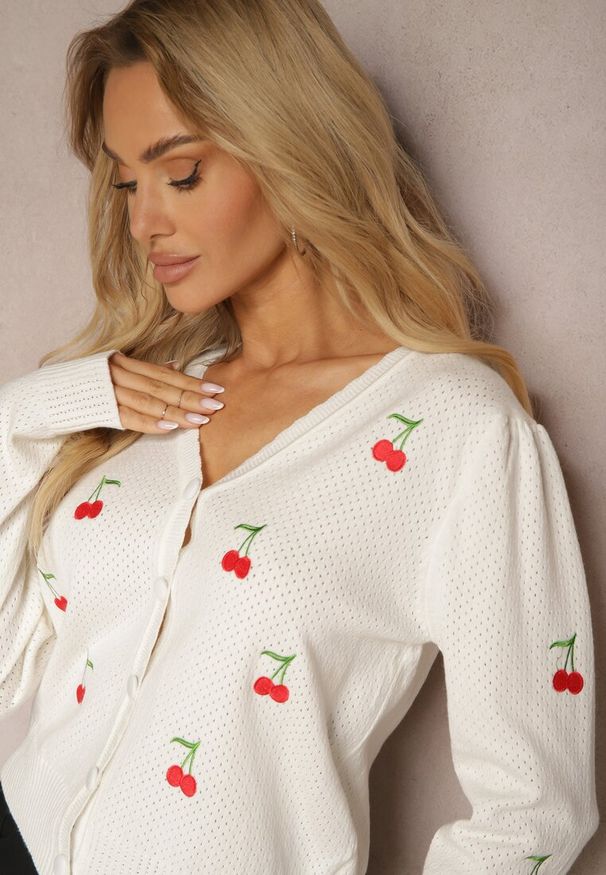 Renee - Biały Kardigan Ozdobiony Haftem w Kształcie Wisienek Nirinia. Okazja: na co dzień. Kolor: biały. Materiał: jeans. Wzór: haft, aplikacja. Styl: casual, elegancki