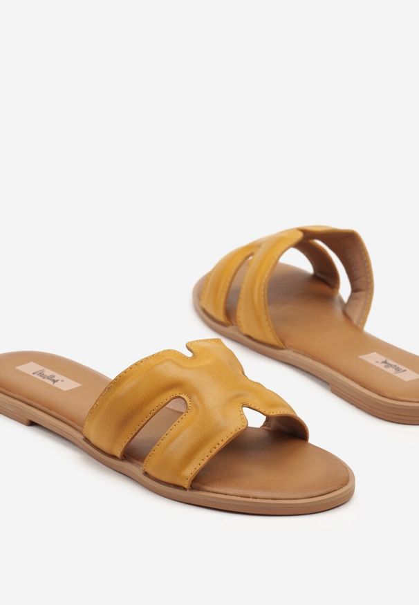Born2be - Żółte Klapki z Wycięciami Ralauri. Okazja: na co dzień. Kolor: żółty. Materiał: jedwab. Sezon: lato. Obcas: na obcasie. Styl: elegancki, casual. Wysokość obcasa: niski