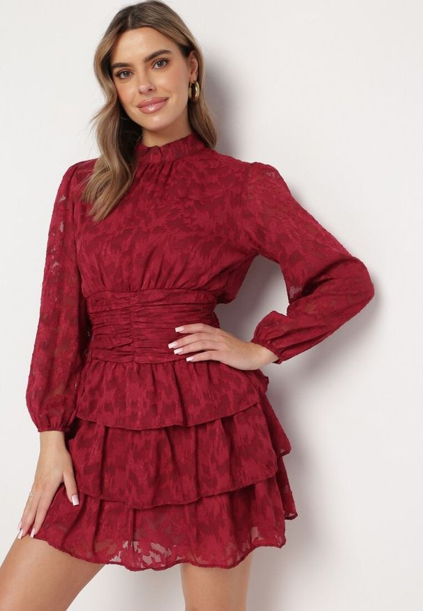 Born2be - Czerwona Taliowana Sukienka Mini Koronkowa z Falbankami Ciluna. Typ kołnierza: kołnierz z falbankami. Kolor: czerwony. Materiał: koronka. Długość: mini
