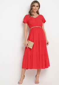 Born2be - Czerwona Sukienka z Wiskozy o Rozkloszowanym Kroju Folky. Okazja: na co dzień. Typ kołnierza: dekolt w kształcie V. Kolor: czerwony. Materiał: wiskoza. Styl: elegancki, casual #6